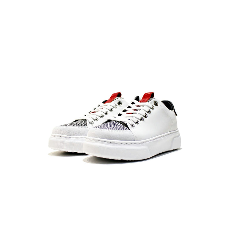 Sneaker model for women with a simple design, all built in high quality leather, with EVA sole. Handmade in Portugal