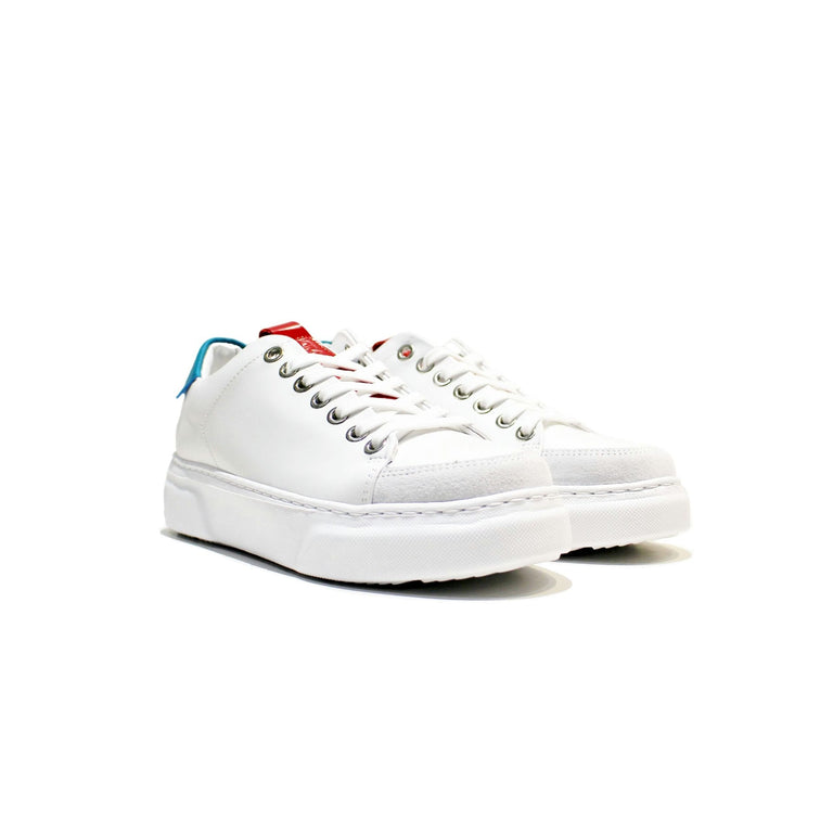Paris Turquoise is a woman's shoe model with a unique and simple design, all built on high quality leather with EVA sole. Handmade in Portugal