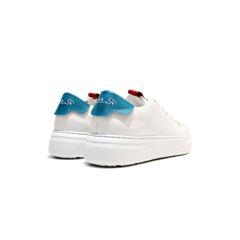Paris Turquoise is a woman's shoe model with a unique and simple design, all built on high quality leather with EVA sole. Handmade in Portugal