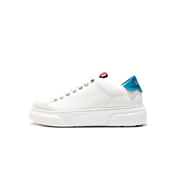 Paris Turquoise is a woman's shoe model with a unique and simple design, all built on high quality leather with EVA sole. Handmade in Portugal