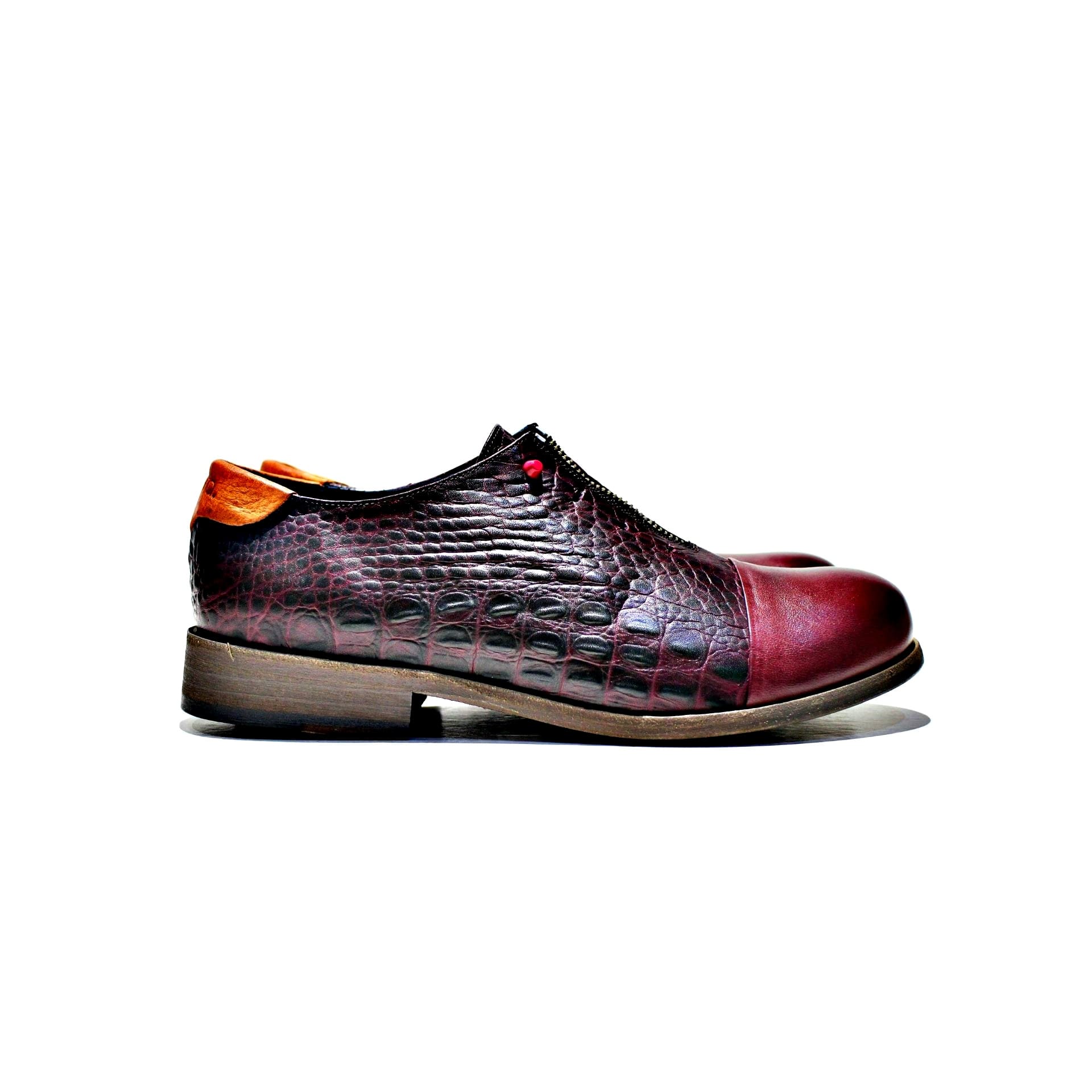 Shoes all composed of leather, with an exclusive design. Handmade in Portugal. “Walk with Pintta”