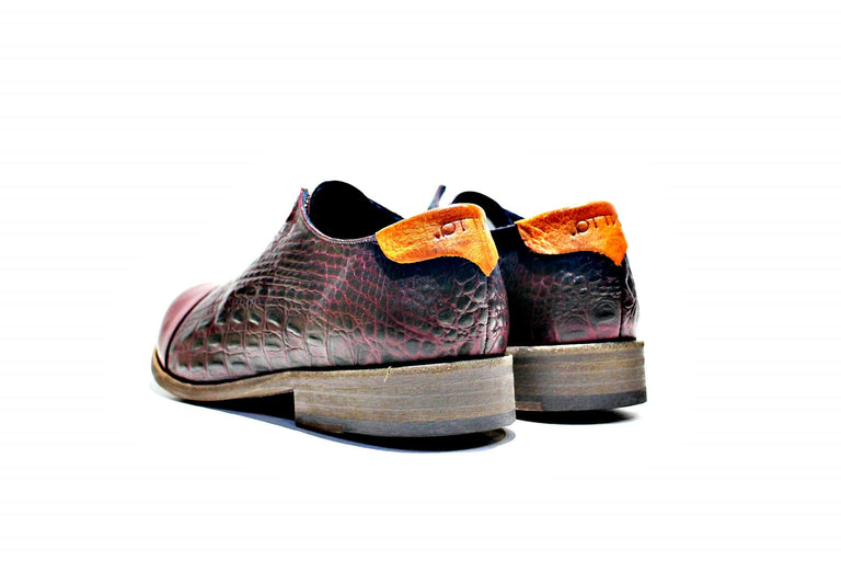 Shoe all composed of leather, with an exclusive design. Handmade in Portugal. “Walk with Pintta”