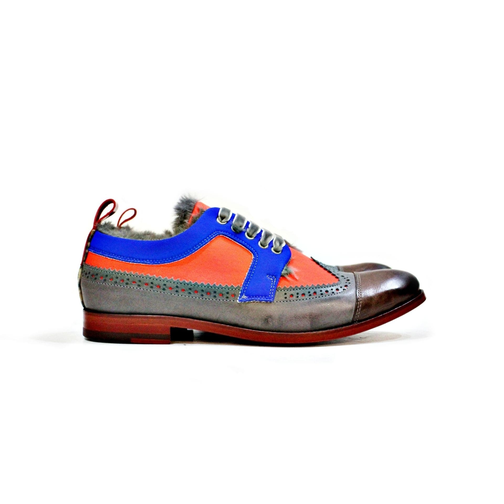 Women's shoe, consisting of leather, neoprene, velvet lashes, synthetic skin lining, with leather sole. “Walk with pintta”