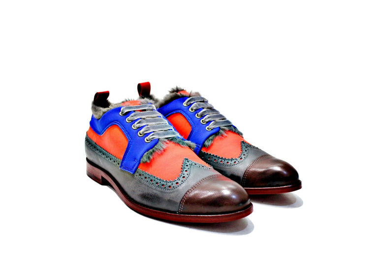 Women's shoe, consisting of leather, neoprene, velvet lashes, synthetic skin lining, with leather sole. “Walk with pintta”