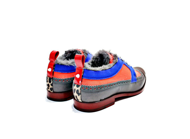 Women's shoe, consisting of leather, neoprene, velvet lashes, synthetic skin lining, with leather sole. “Walk with pintta”