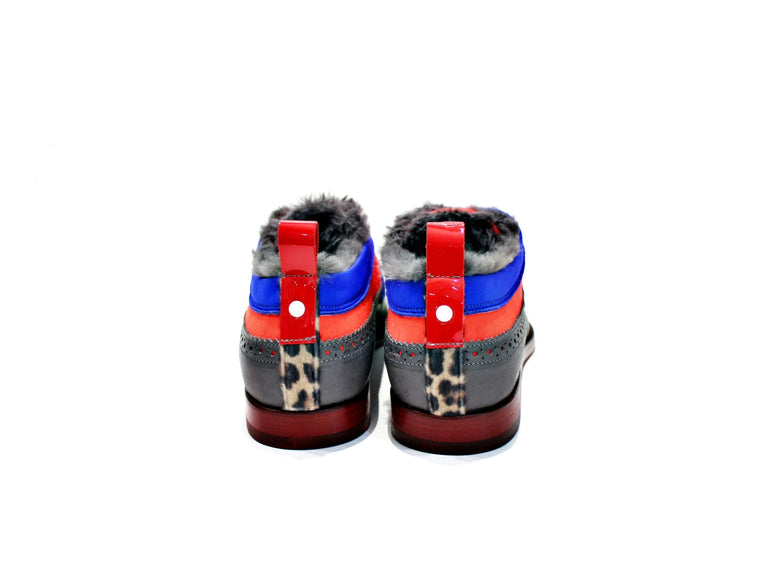 Women's shoe, consisting of leather, neoprene, velvet lashes, synthetic skin lining, with leather sole. “Walk with pintta”