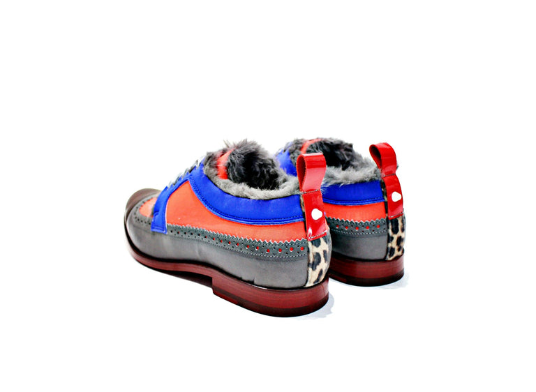 Women's shoe, consisting of leather, neoprene, velvet lashes, synthetic skin lining, with leather sole. “Walk with pintta”