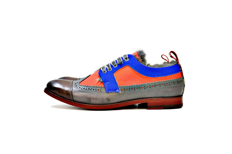 Women's shoe, consisting of leather, neoprene, velvet lashes, synthetic skin lining, with leather sole. “Walk with pintta”