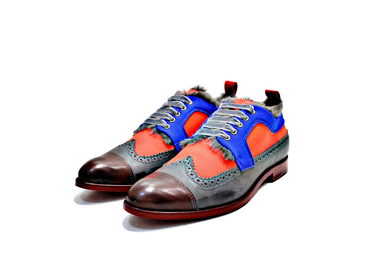 Women's shoe, consisting of leather, neoprene, velvet lashes, synthetic skin lining, with leather sole. “Walk with pintta”