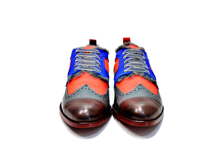 Women's shoe, consisting of leather, neoprene, velvet lashes, synthetic skin lining, with leather sole. “Walk with pintta”