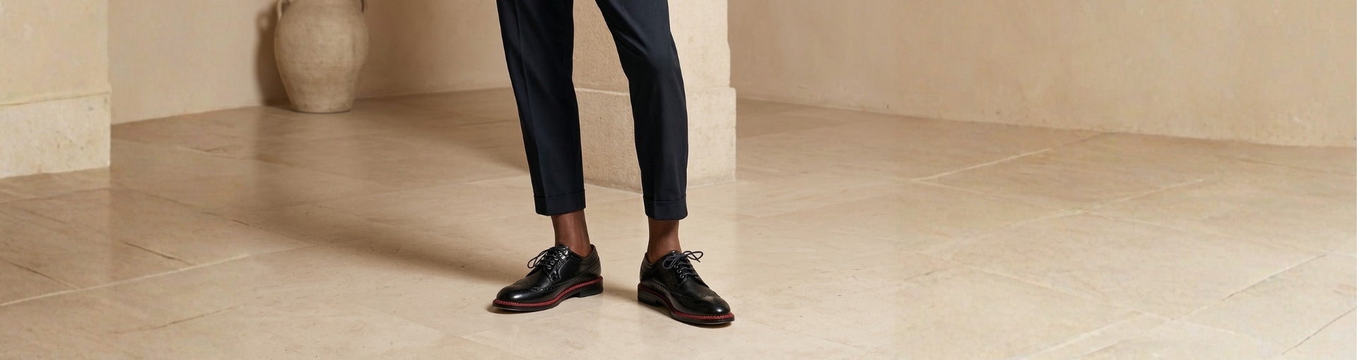 Homem com fato creme a usar sapatos Dublin Black da Pintta num cenário minimalista europeu