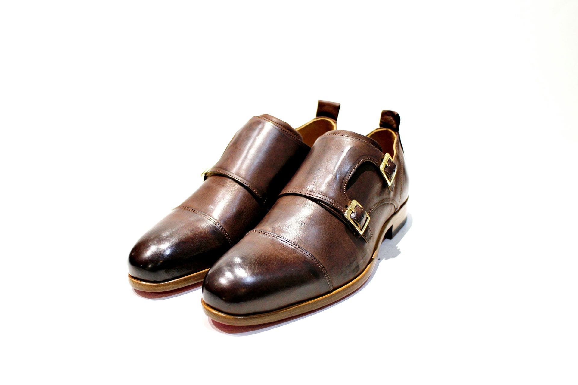 Shoe consisting of leather, leather lining, metal buckles, with leather sole. Handmade in Portugal “Walk with Pintta