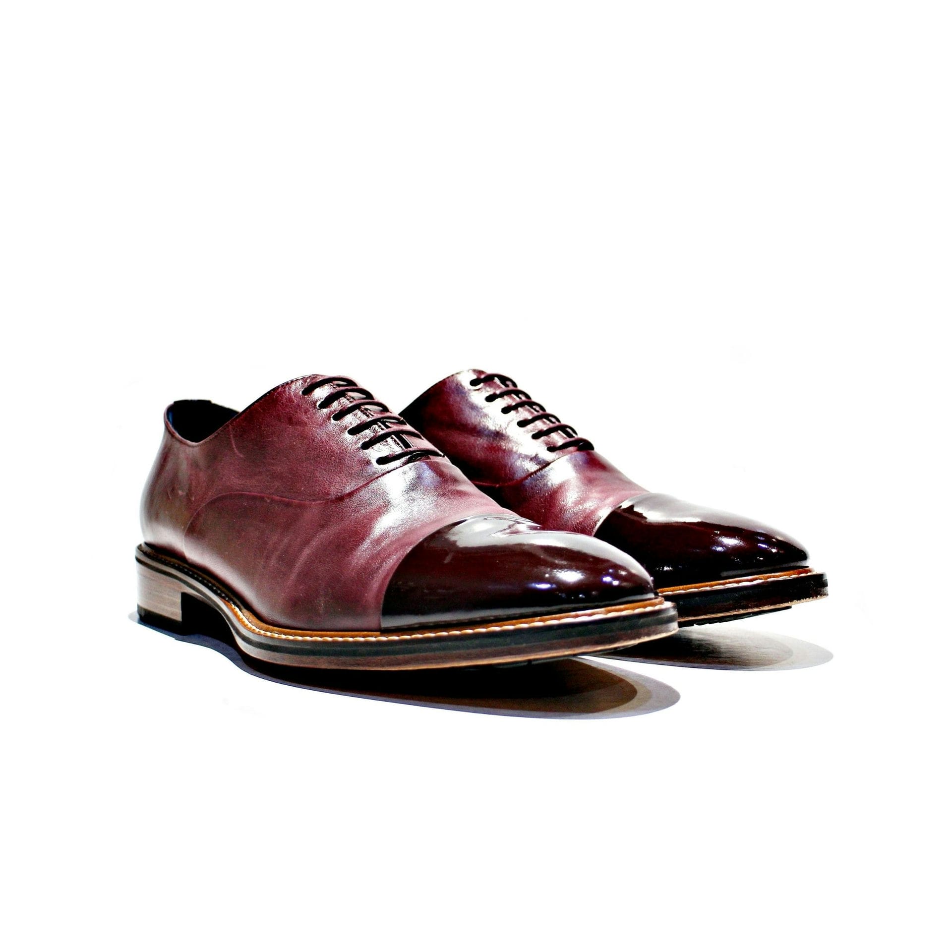 Shoe consisting of leather, varnish, leather lining, with leather sole. Handmade in Portugal. “Walk with pintta