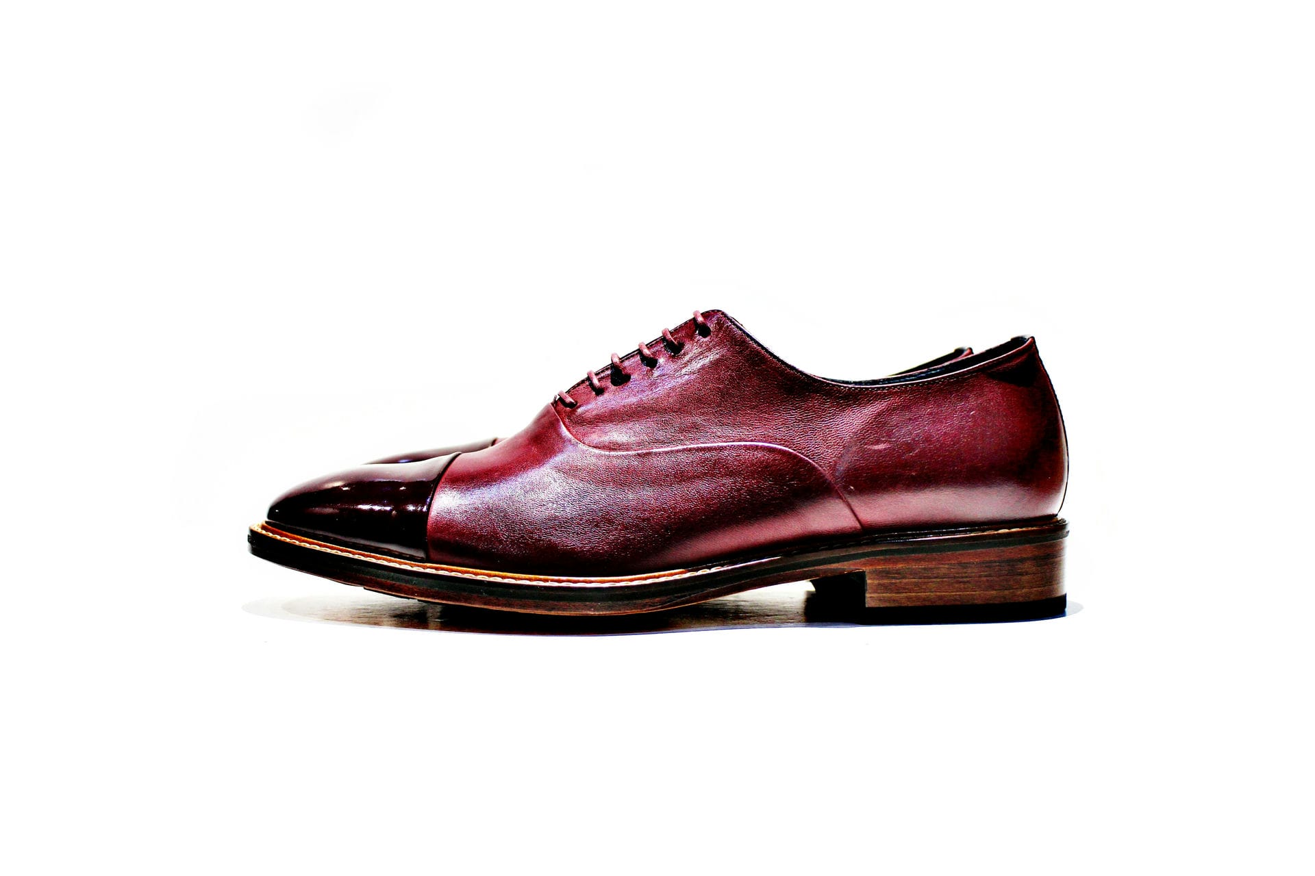 Shoe consisting of leather, varnish, leather lining, with leather sole. Handmade in Portugal. “Walk with pintta