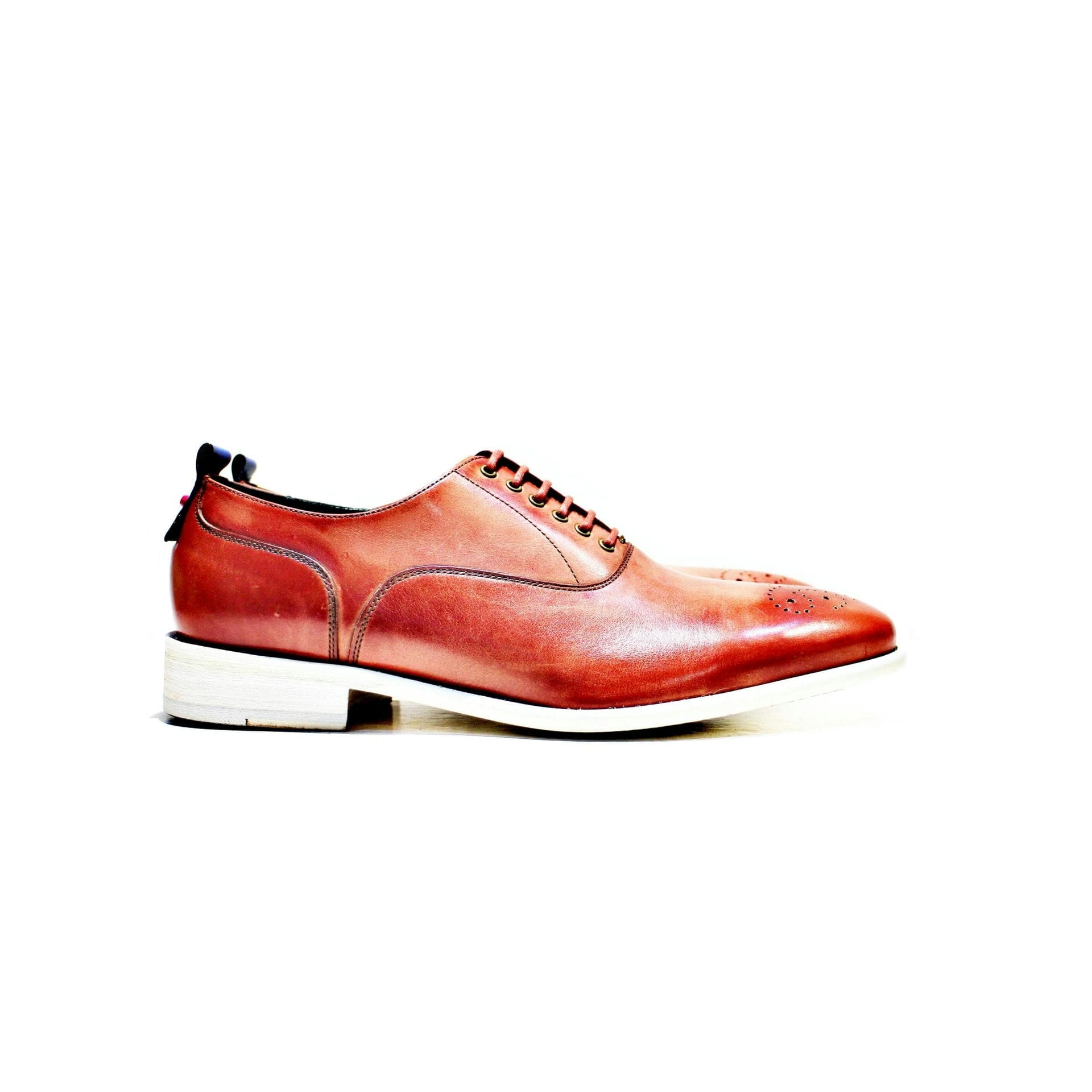 All leather shoe, inwardly, as well as the sole. Handmade in Portugal “walk with pintta”