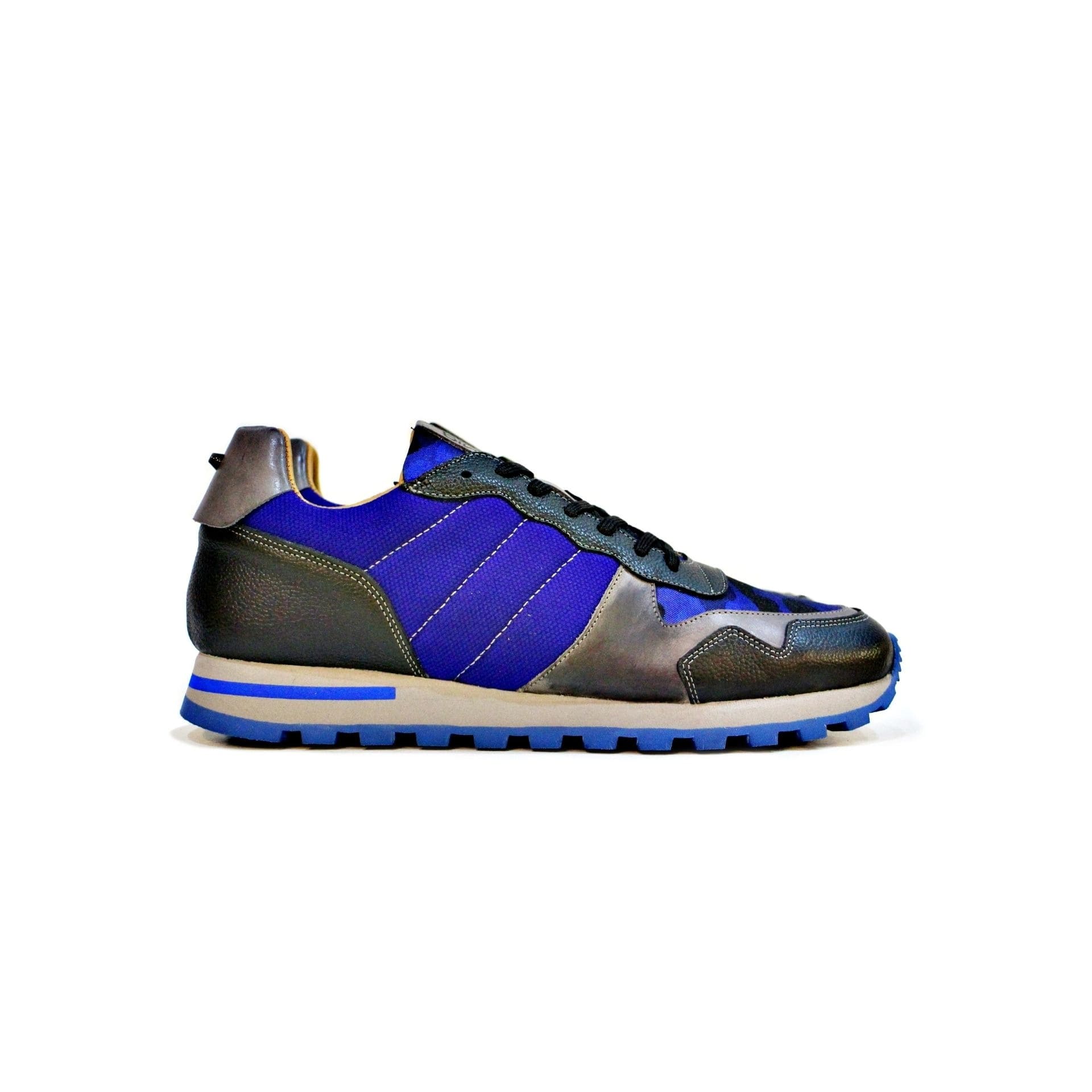 Sneaker omposed by leather, fabric, with micro sole. “Walk with Pintta”