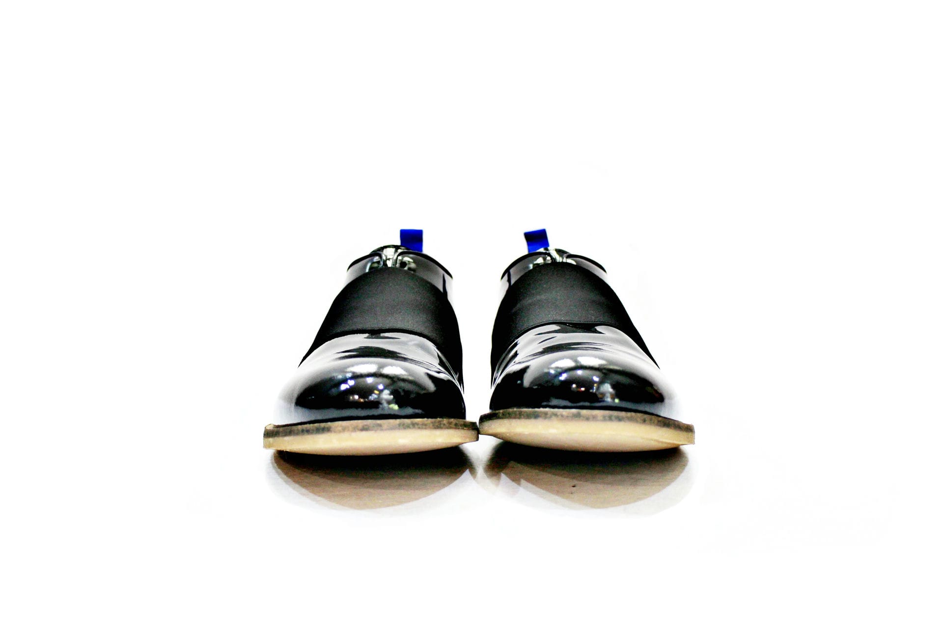 Shoe consisting of varnish, elastic, with all leather lining, leather sole with rubber trail.