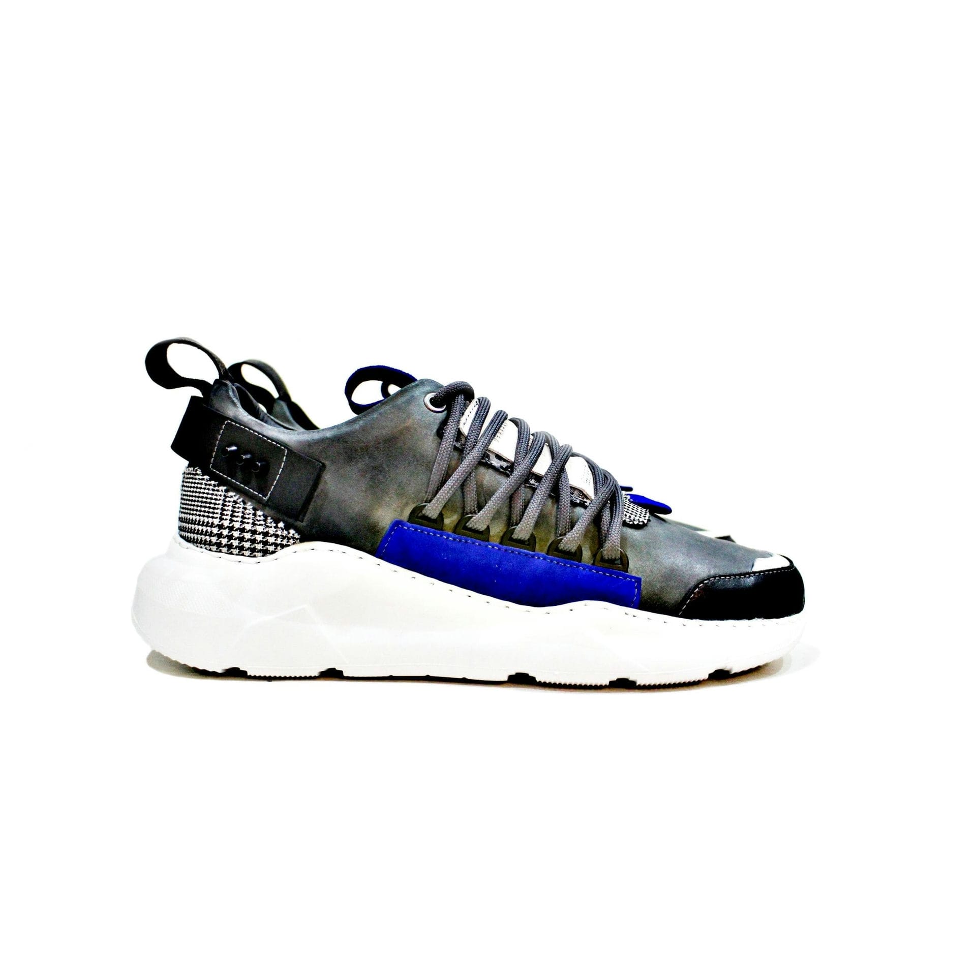 Sneaker consisting of leather, fabric, with suede details, dowels of metal, lined in full leather. “Walk with Pintta”