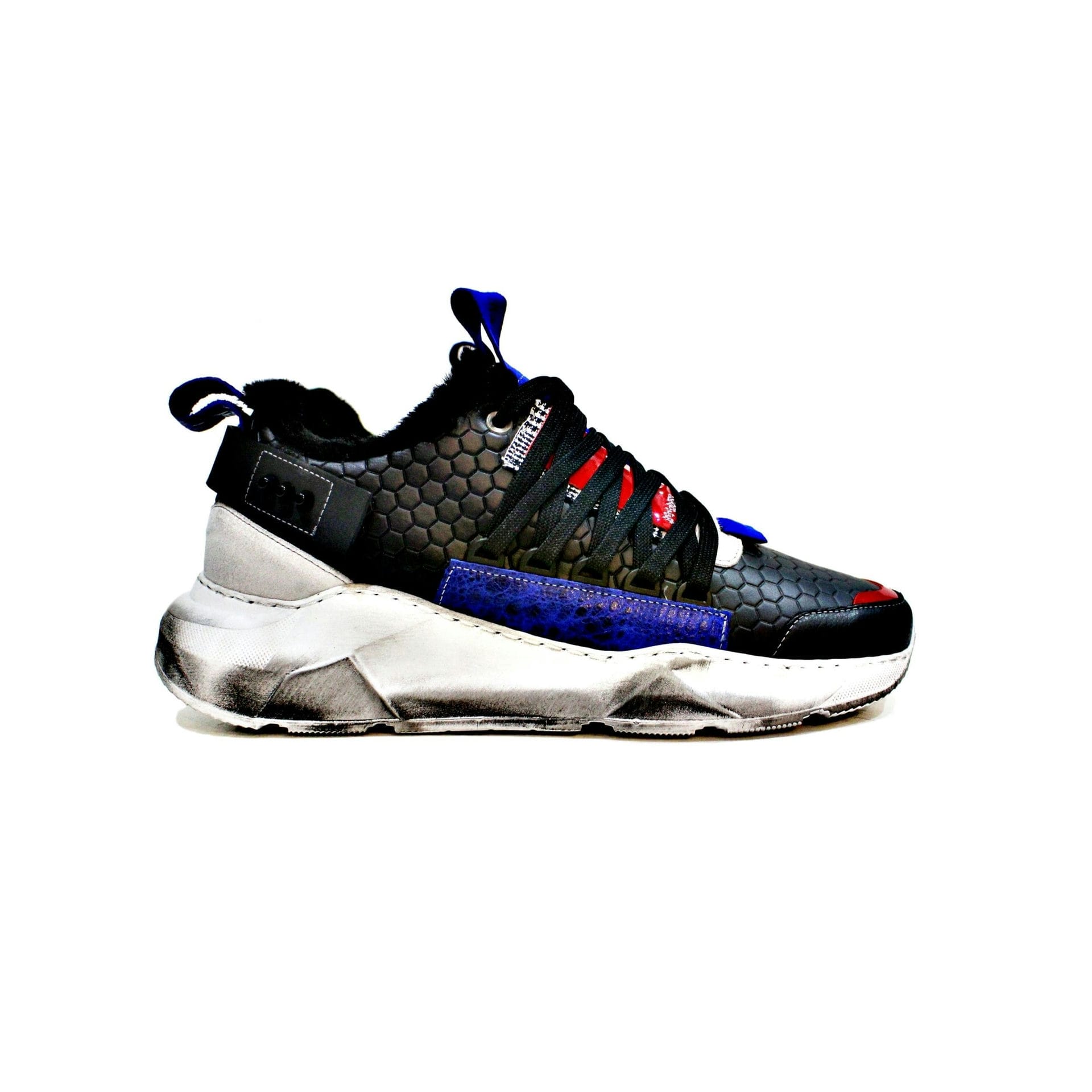 Sneaker consisting of leather, fabric, with varnish details, lined fully to hair. Handmade in Portugal. “Walk with Pintta”