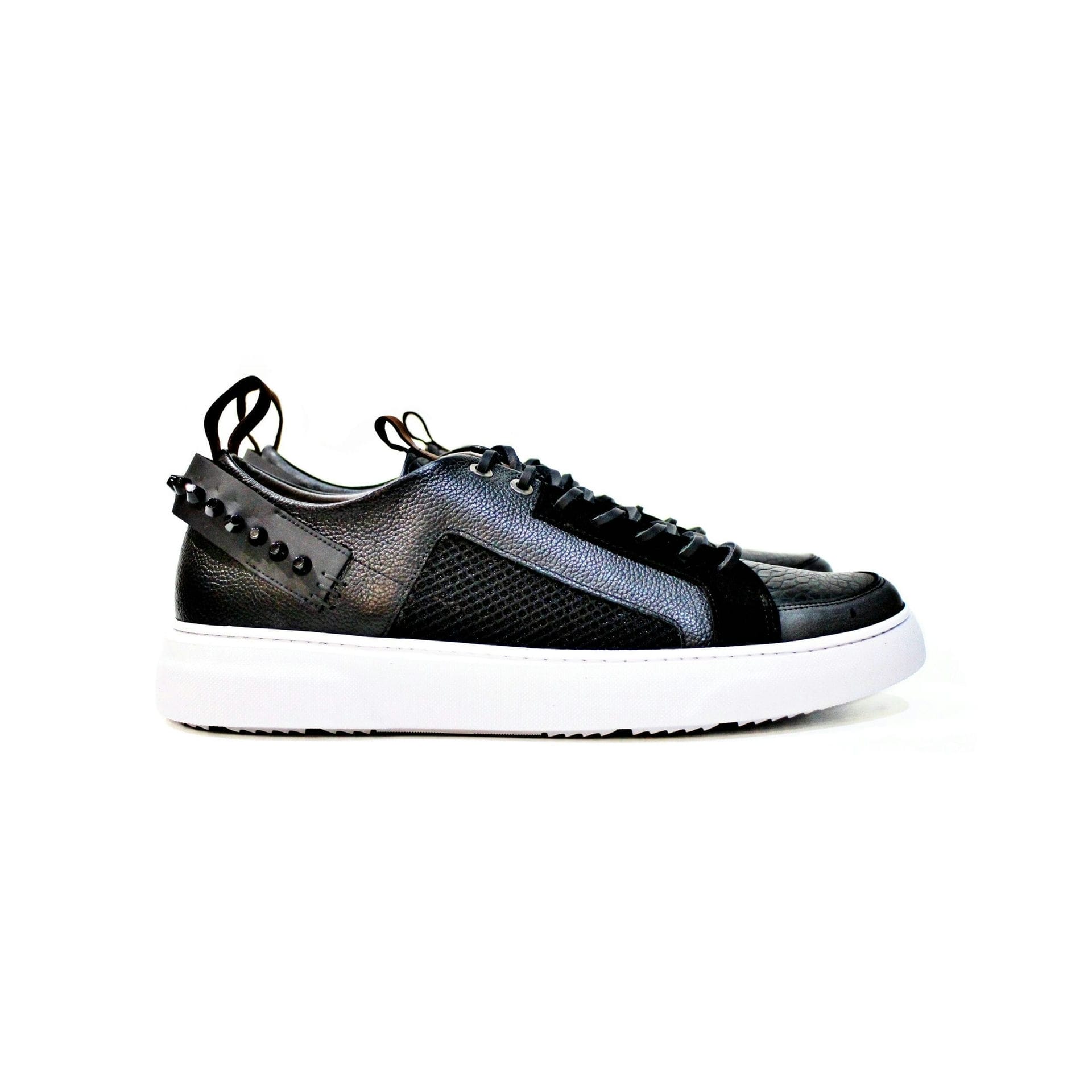 Leather sneaker, suede, fabric, rubber, with EVA sole. Handmade in Portugal. “Walk with Pintta”