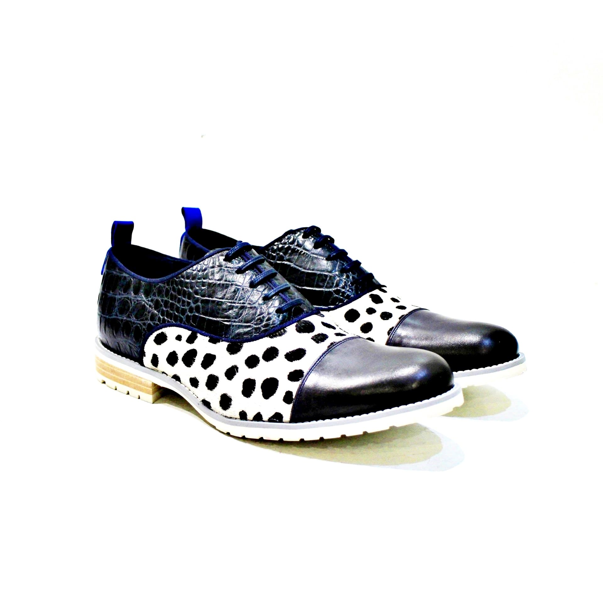Shoe consisting of hair and leather, leather lining, rubber sole, with an exclusive design. Icon Model “Walk with Pintta”