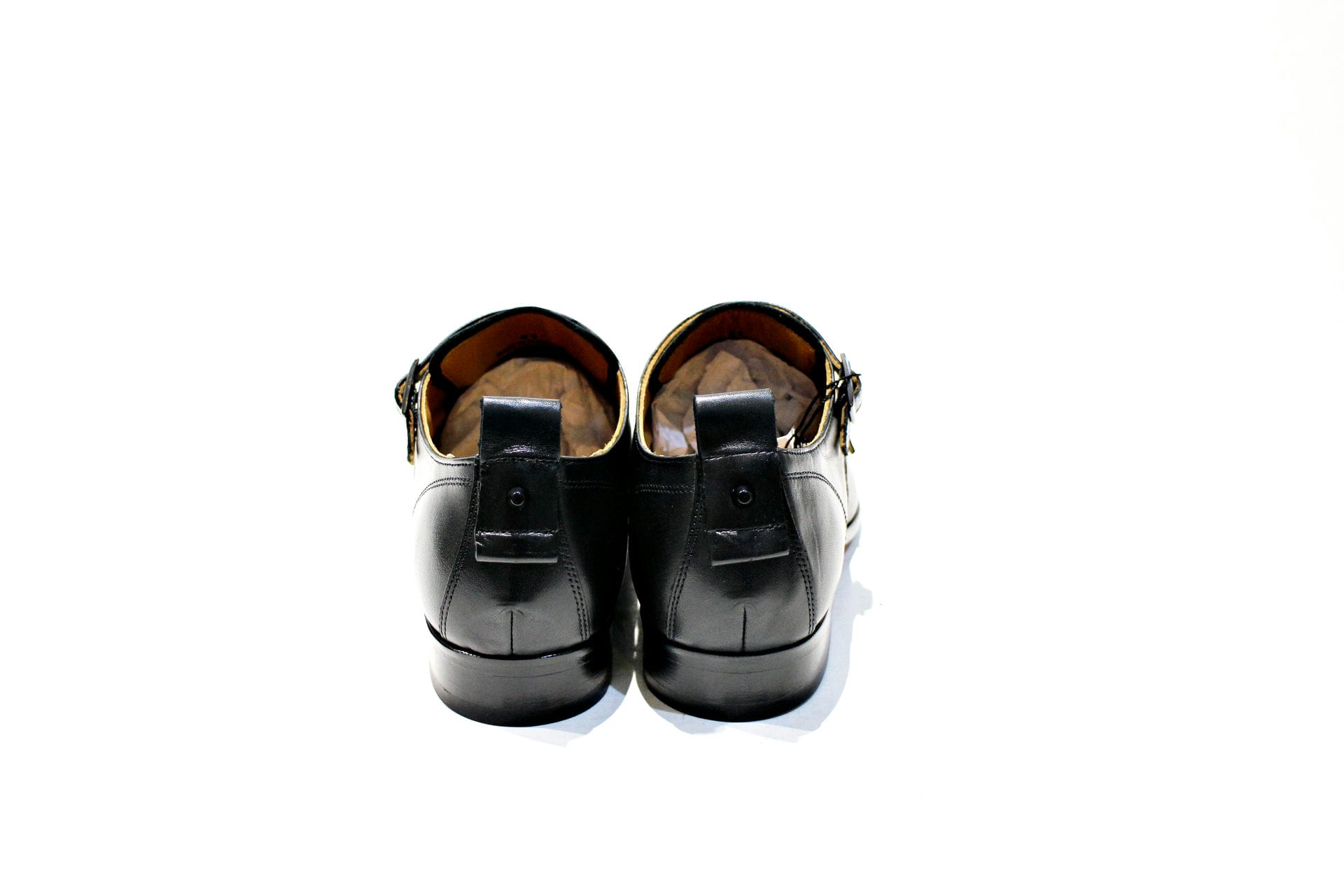 Man's shoe all composed of leather, with metal buckles. Handmade in Portugal. “Walk with Pintta