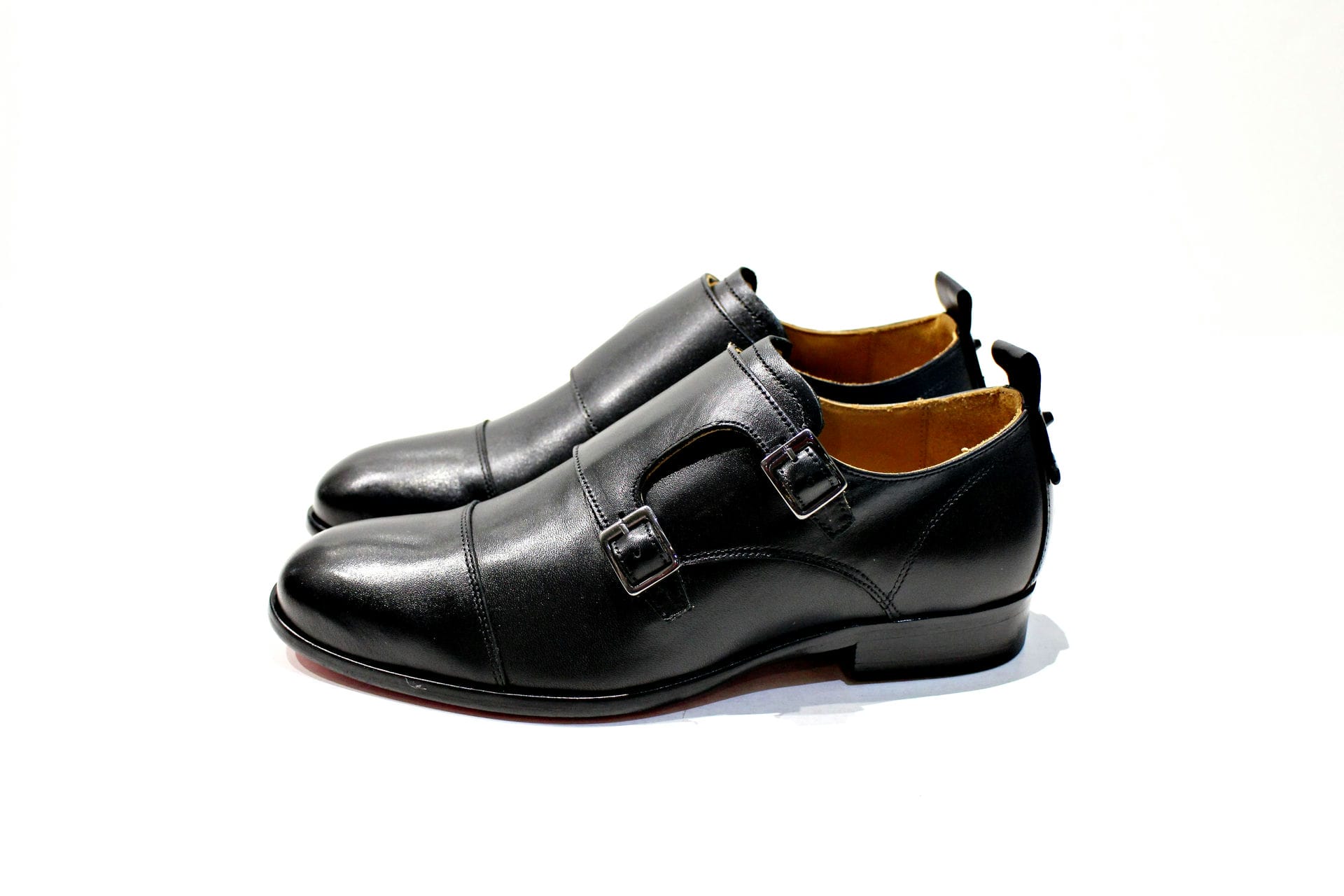 Man's shoe all composed of leather, with metal buckles. Handmade in Portugal. “Walk with Pintta